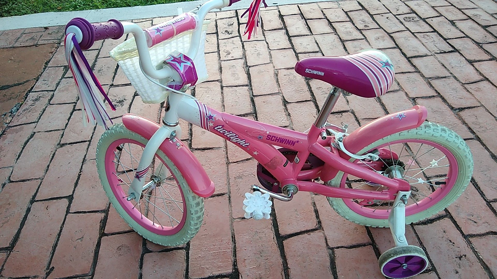 Schwinn twilight girls bike bicycle with training wheels