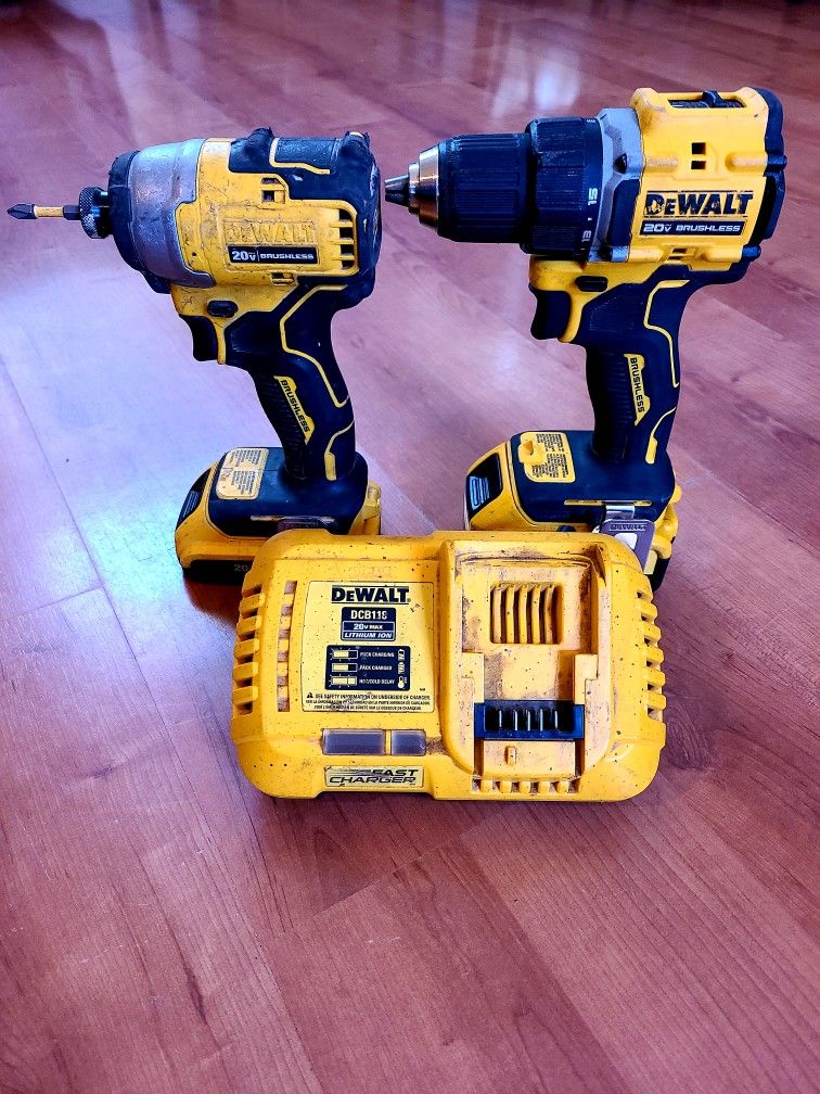 ~ATOMIC BRUSHLESS DEWALT DRILL TOOL SET WITH 2 BATTERIES AND CHARGER~