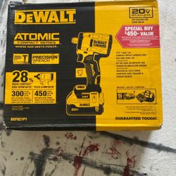 Dewalt Compact  Impact Wrench Kit.  1/2   Model DCF821P1
