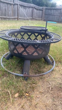 This Bali branded 32-inch round metal fire pit