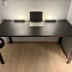 VERY NEW Secretlab Magnus Desk w/ Magnetic Desk Mat, Headphone Holder, Drawer, Cable Management Tray