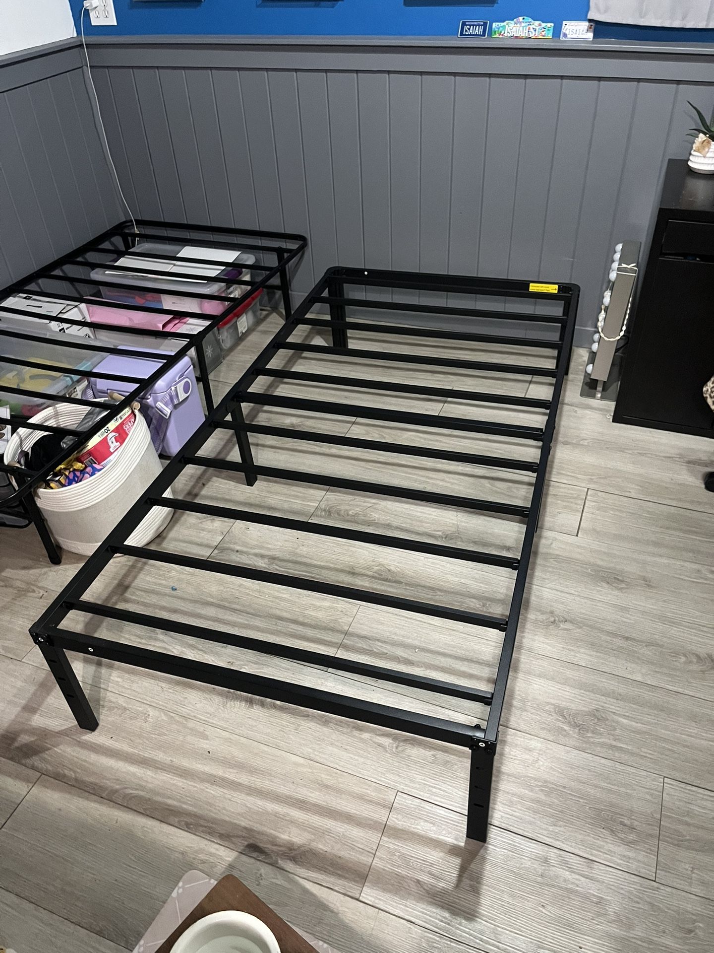 bed frame twin