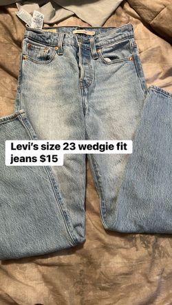 Woman’s Levi’s wedgie fit size 23