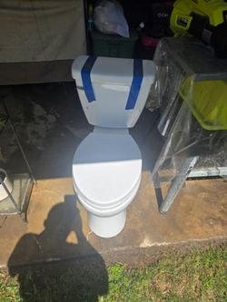 Delta Toilet 1.28 gpf/4.8 lpf used