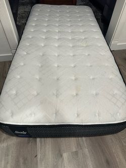 Sealy Posturepedic Twin XL Like New Mattress