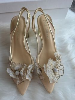 Betsey Johnson Avi Pump, Color Gold Metallic, 8
