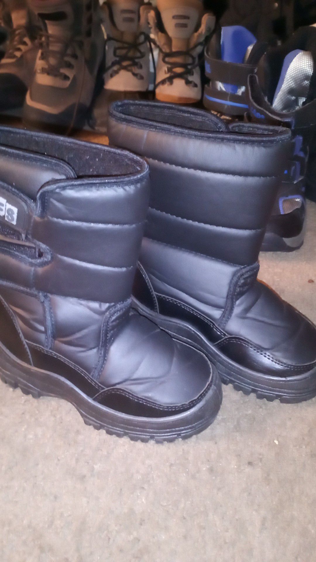 Snow boots made by wfs size 12 kids in brand new condition