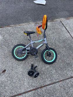 Little kids huffy bike with training wheels