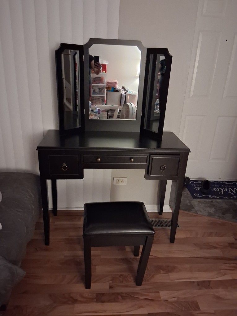 Vanity Mirror With Stool