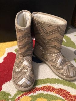 Girl’s Boot size 3 Golden color
