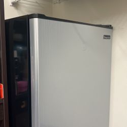 Mini Magic Chef Refrigerator