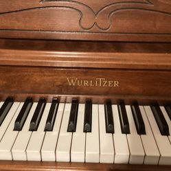 Wurlitzer console piano in mahogany full keyboard, beautiful condition