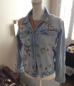 DISTRESSED DENIM JACKET SIZE S