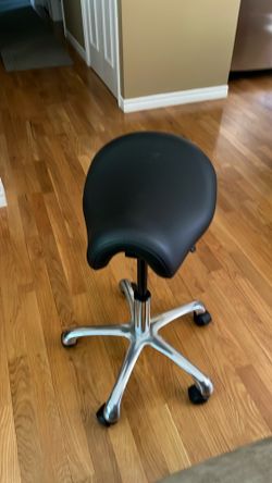 Adjustable saddle stool