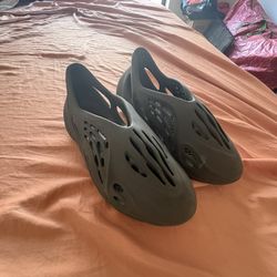 Used Yeezy foam runners 