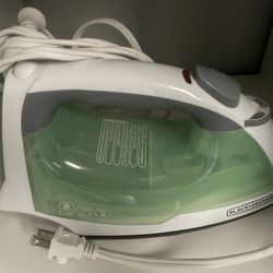 Black + Decker Easy Steam Compact Iron