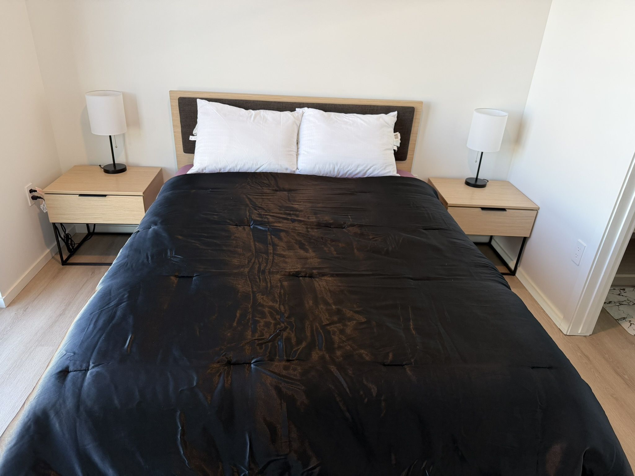 Queen Bedroom Set – Bed Frame, Organic Mattress, 2 Nightstands + Lamps (Like New)