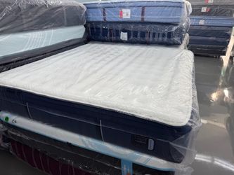 KING SIZE STEARNS & FOSTER PILLOW TOP MATTRESS & BOX SPRINGS BED SET