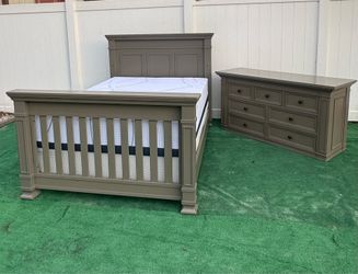 Beautiful Full sleeping set with mattress and Boxspring freen can be delivered for an additional cost Price 250