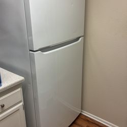 Refrigerator (READ DESCRIPTION)