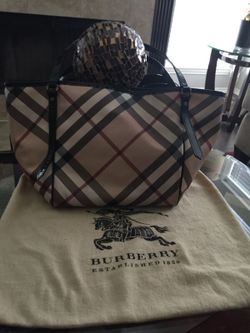 Burberry purse