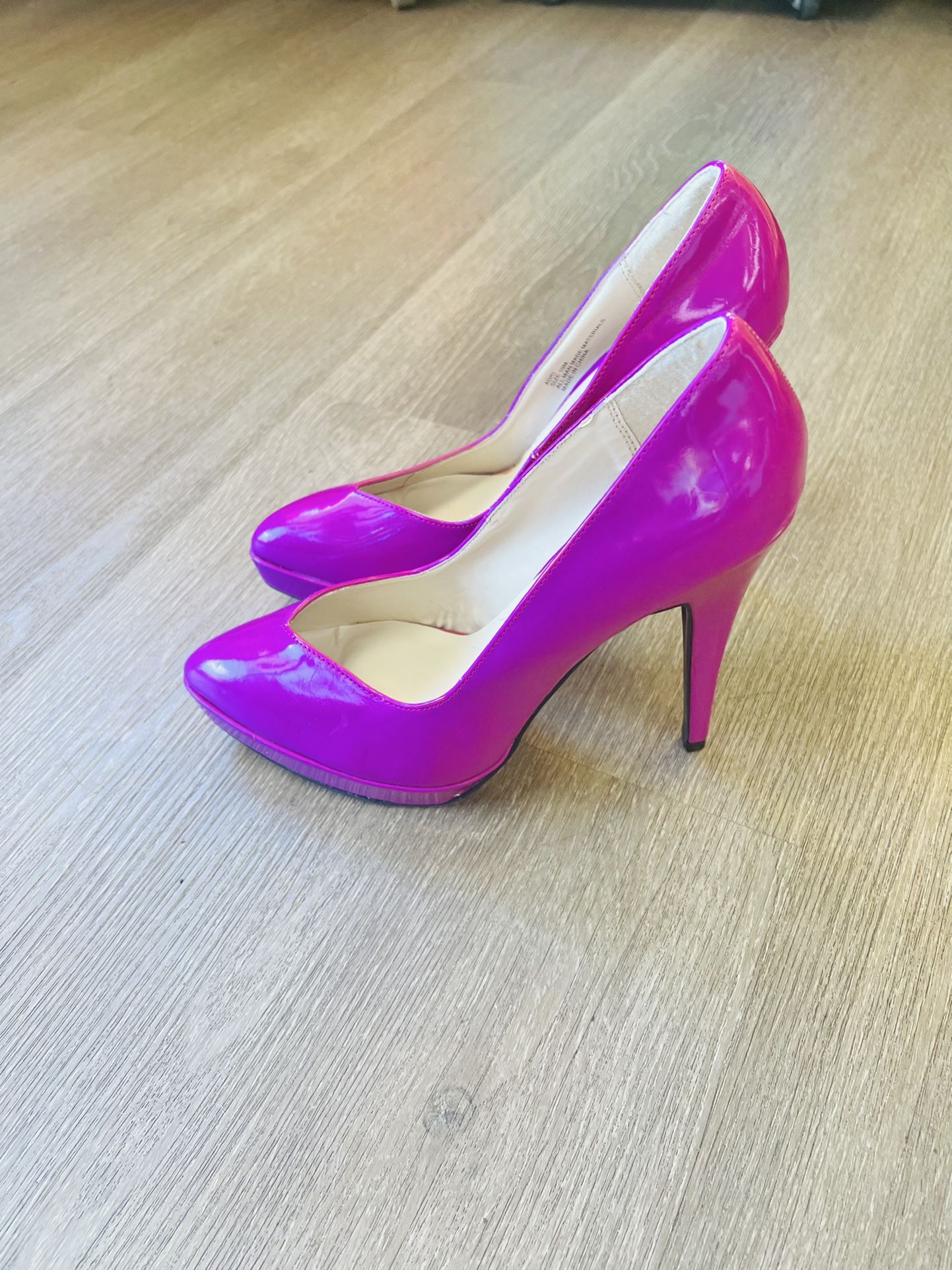 Very Nice Women’s Shoes Size (10/m) like new only $20