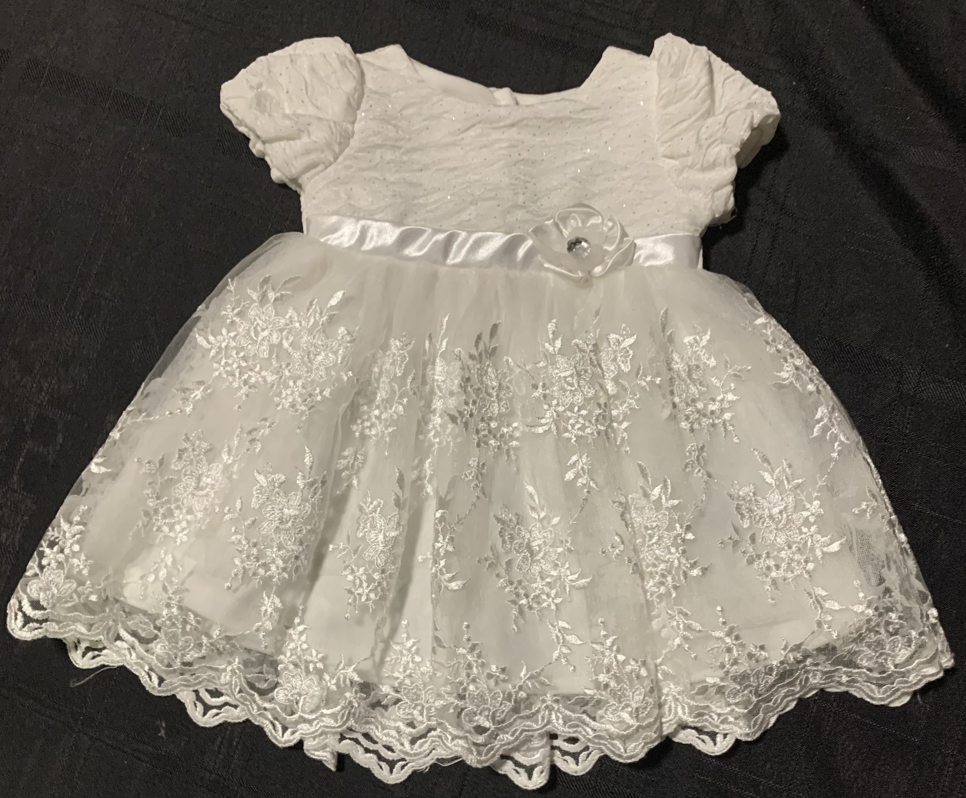 Beautiful Nannette Baby infant girl size 3/6 month white shimmery and embroidered lace dress