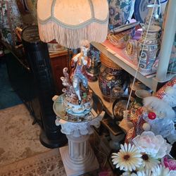  GORGEOUS LOOKING VINTAGE  VICTORIAN LAMP  WITH  COLUMN 