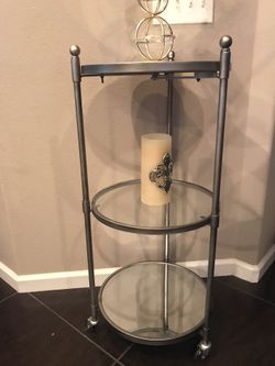 Nice beautiful stand round with mirrors metal and top perfect for living room or my bedroom