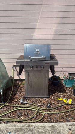 Space saving Gas grill w folding arms  + propane tank