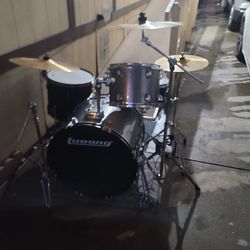 Bateria Drums / Drum Set 4 Pc Ludwig  Backbeat Drum Set Complete with Bass Pedal, Cymbals & Hi-Hats, Hardware or Stands, 2 Pair of Sticks and a  Drum