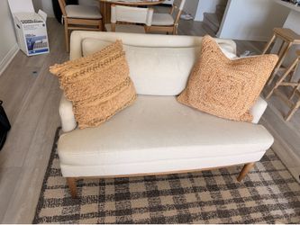 Double accent chair with pillows