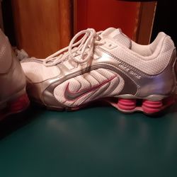NIKE SHOX