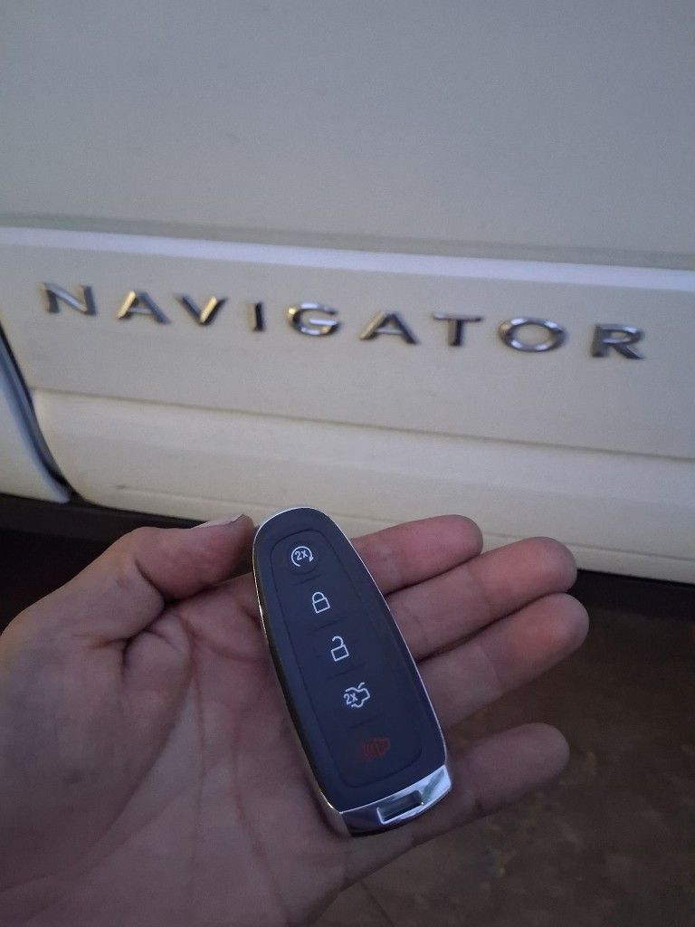 Car Keys And Remotes / Llaves De Carro Y Controlles