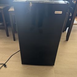 IGLOO 3.2 Cu Ft Refrigerator w/ Freezer, Black. 