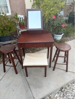 Table with mirror set up