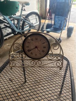Small mantle clock