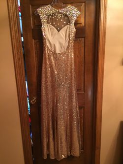Size 6 dress and looks amazing on anyone, only worn once