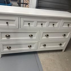 Dresser magnussen home