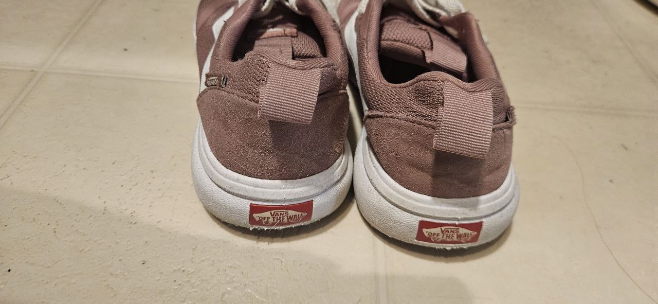 VANS UltraRange (Size 7.0 US Men or 8.5 US Women)