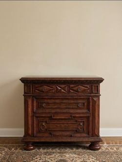 Beautiful vintage 3 drawer nightstand