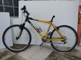 TREK 4300 Mountain Bike 18"NEEDS REPAIR