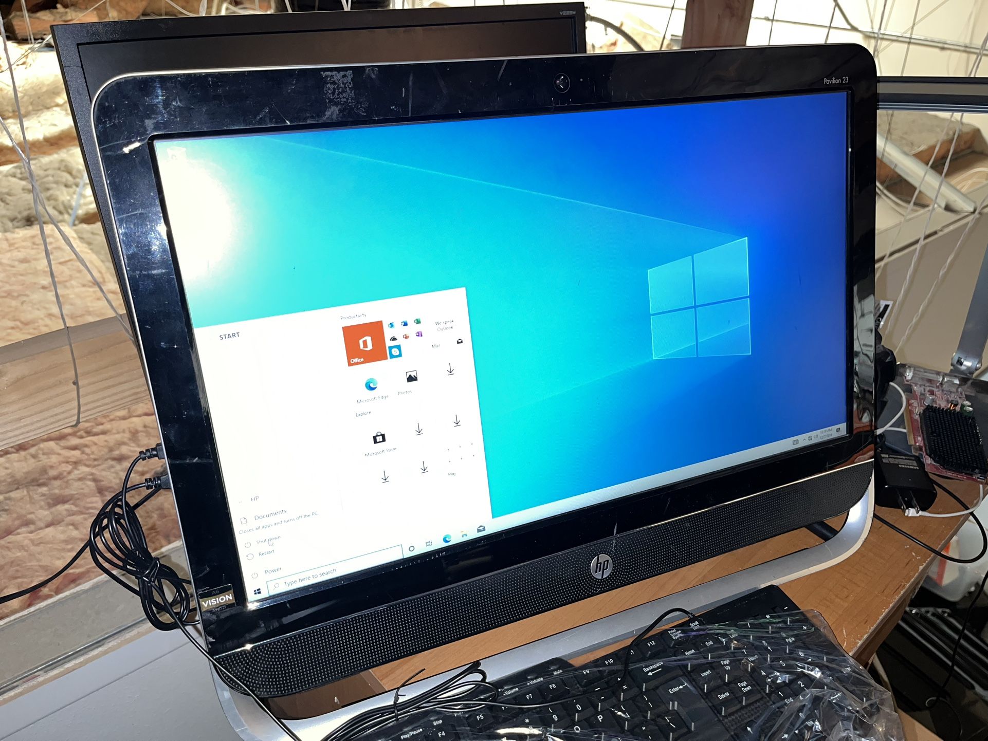 HP Pavilion 23-g017c 23in. (256GB SSD drive, AMD A6-5400k, 2GHz, 8GB) camera All-in-One Desktop computer