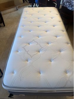 Excellent Condition Twin Mattress  - Beautyrest