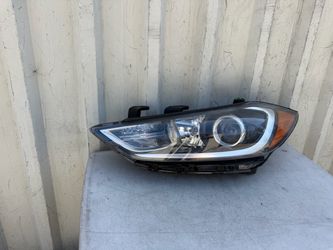 HYUNDAI ELANTRA 2017 2018 headlight headlamp left driver side LH used original OEM (1 broken tab)