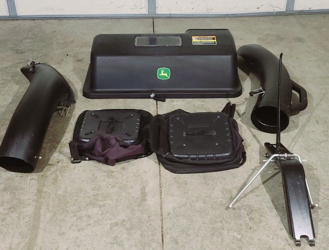 Like new John Deere 42 inch Twin Bagger for
100 Series Tractors #Bg20776. $200 .