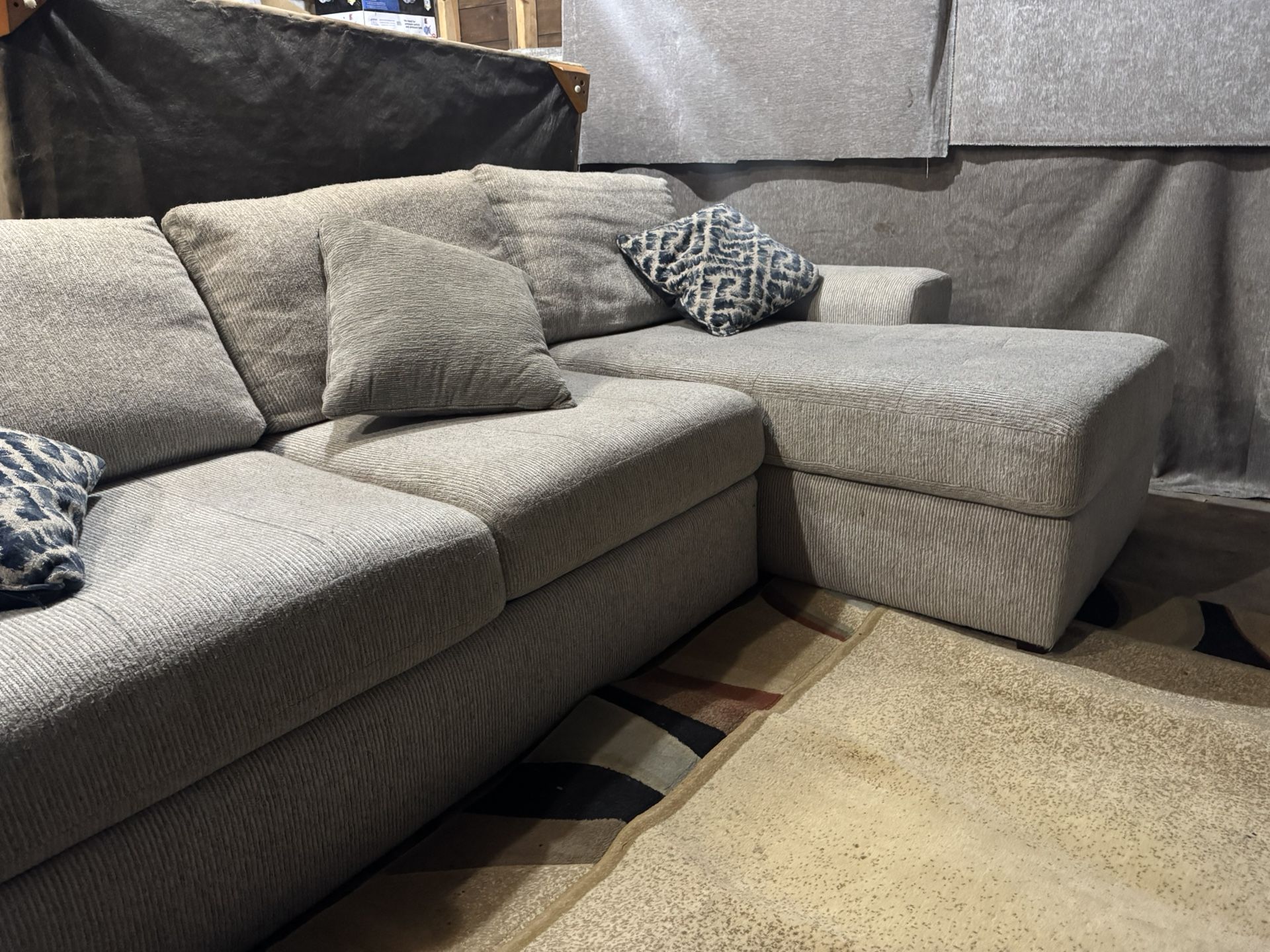 (Free 🚚 Delivery)Grey Sectional Couch With Chase