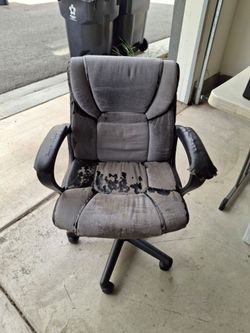 Free desk chair (Junk)