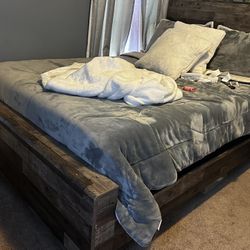 Bedroom furniture set 