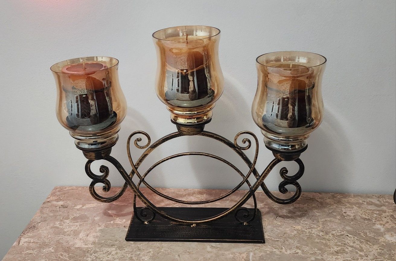 Wrought iron candlestick/Candelabro de hierro forjado